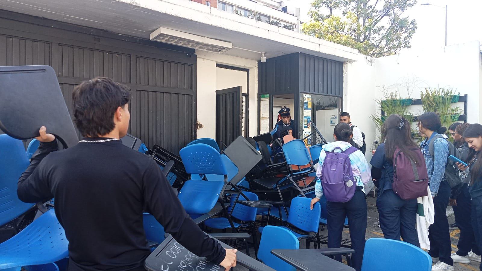 Entre las solicitudes de la comunidad estudiantil se encuentra la organización de los horarios, insumos y salones adecuados para su educación.