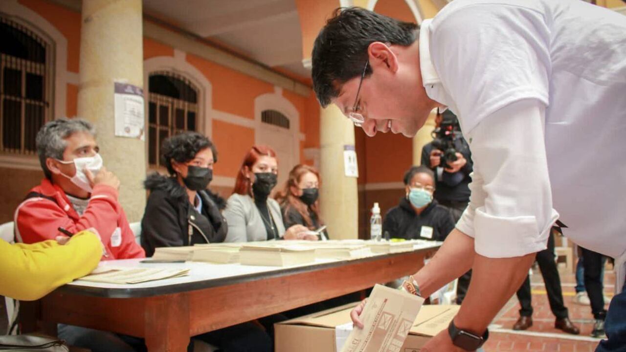 Camilo Romero, exgobernador de Nariño, votó en Bogotá