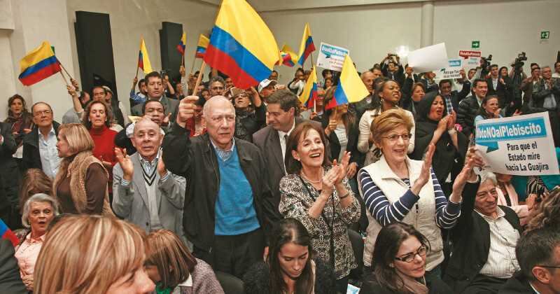 En la campaña del No creen que si esta opción gana el plebiscito se podría forzar a las Farc a aceptar algo de prisión y evitar su elegibilidad política. Pero renegociar el acuerdo no es viable políticamente y es una opción que Santos ha descartado de plano.