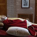EDITORS NOTE: Graphic content / This handout photograph released on January 1, 2023 by the Vatican press office, the Vatican Media, shows the body of Pope Emeritus Benedict XVI in the chapel of the Mater Ecclesiae Monastery in the Vatican. - Benedict, a conservative intellectual who in 2013 became the first pontiff in six centuries to resign, died on December 31, 2022, at the age of 95. Pope Francis hailed the "beloved" Benedict XVI as he addressed thousands of Catholics in New Year's Day services at the Vatican. (Photo by Handout / VATICAN MEDIA / AFP) / RESTRICTED TO EDITORIAL USE - MANDATORY CREDIT "AFP PHOTO / VATICAN MEDIA " - NO MARKETING NO ADVERTISING CAMPAIGNS - DISTRIBUTED AS A SERVICE TO CLIENTS
