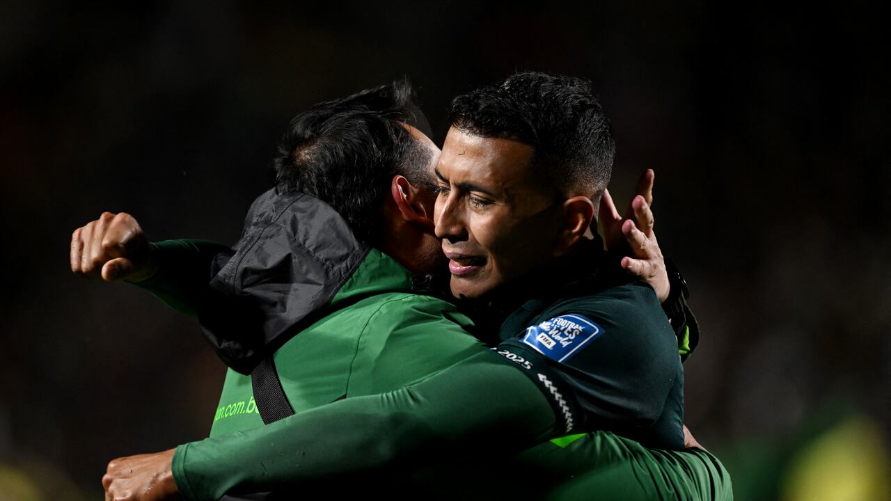 El mediocampista boliviano #17 Roberto Fernández celebra con un compañero de equipo al final del partido de fútbol de las eliminatorias sudamericanas para la Copa Mundial de la FIFA 2026 entre Bolivia y Brasil, en el estadio Municipal de El Alto, en El Alto, departamento de La Paz, Bolivia, el 9 de septiembre de 2025. (Foto de AIZAR RALDES / AFP)