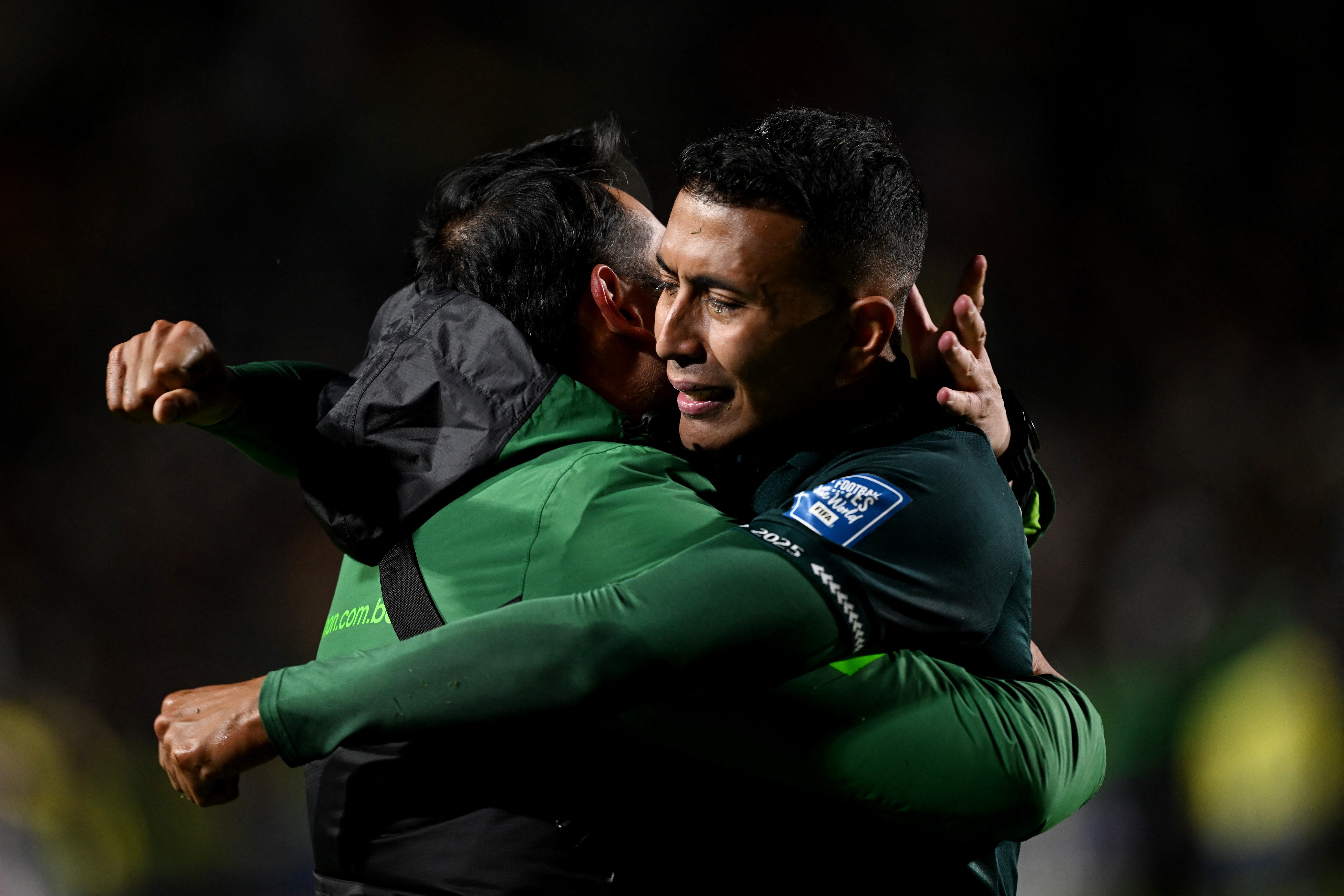 El mediocampista boliviano #17 Roberto Fernández celebra con un compañero de equipo al final del partido de fútbol de las eliminatorias sudamericanas para la Copa Mundial de la FIFA 2026 entre Bolivia y Brasil, en el estadio Municipal de El Alto, en El Alto, departamento de La Paz, Bolivia, el 9 de septiembre de 2025. (Foto de AIZAR RALDES / AFP)