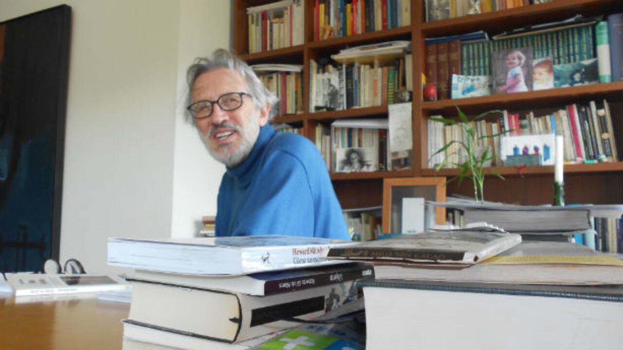 El escritor Jaime Echeverri en su lugar de trabajo.