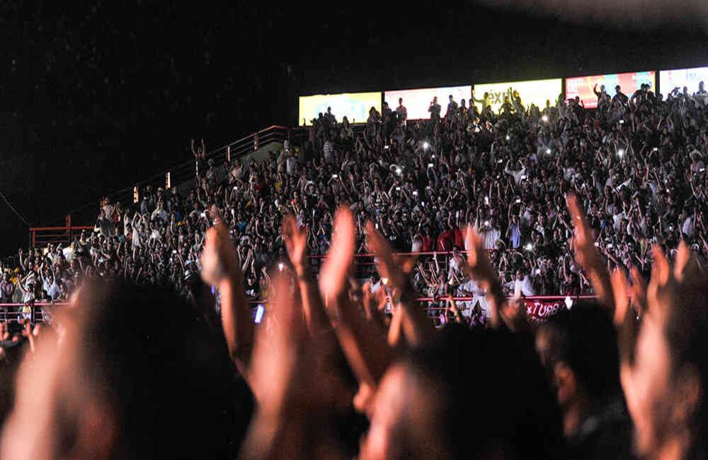 Los más de 25 mil asistentes al Parque de la Leyenda Vallenata, Consuelo Araújo Noguera,  disfrutan en medio de un fuerte aguacero del concierto ofrecido por Marc Anthony al amanecer del domingo 29 de abril de 2017, en Valledupar, durante el 50 Festival de la Leyenda Vallenata que  rinde homenaje a sus fundadores Consuelo Araújo Noguera, Rafael Escalona y Alfonso López Michelsen. Foto: Carlos Julio Martínez / Enviado Especial de Semana 
