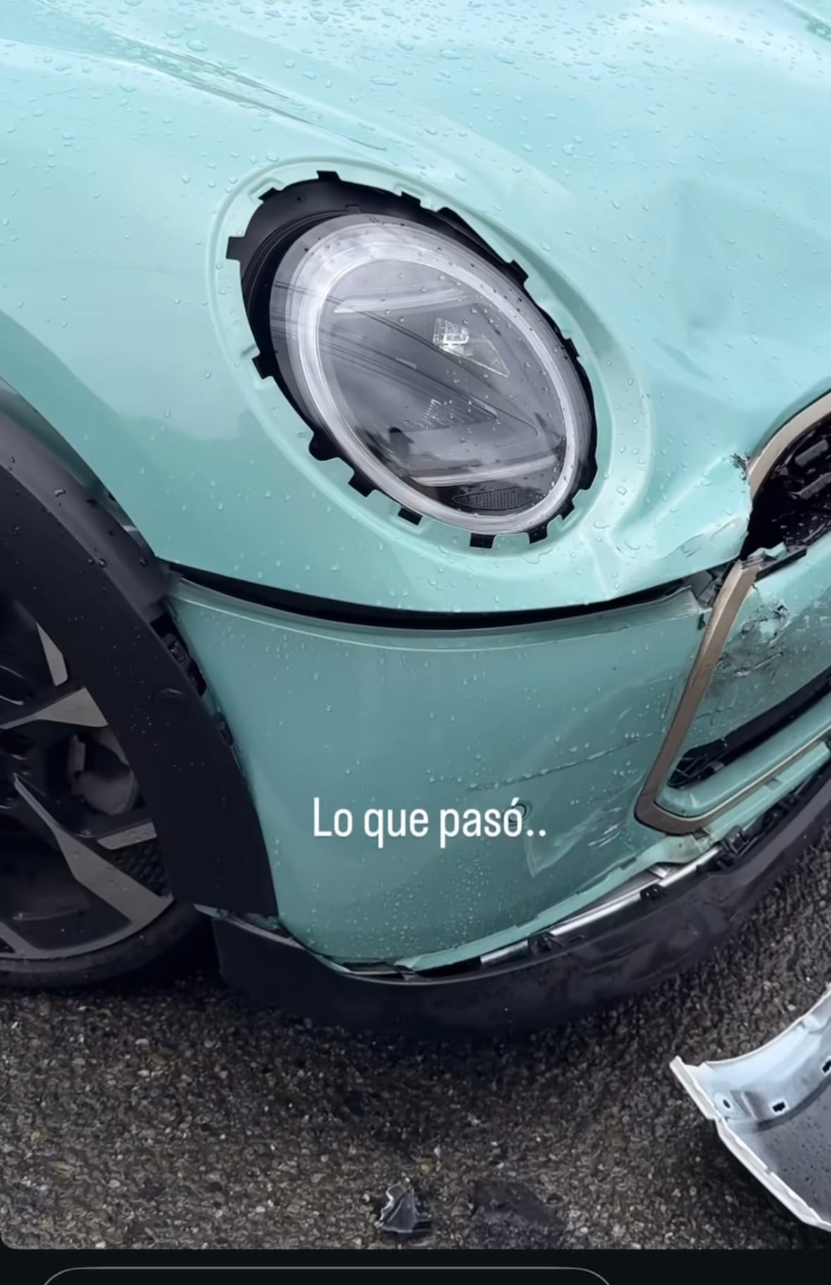 Así quedó el carro de la creadora de contenido tras ser impactado por otro vehículo.