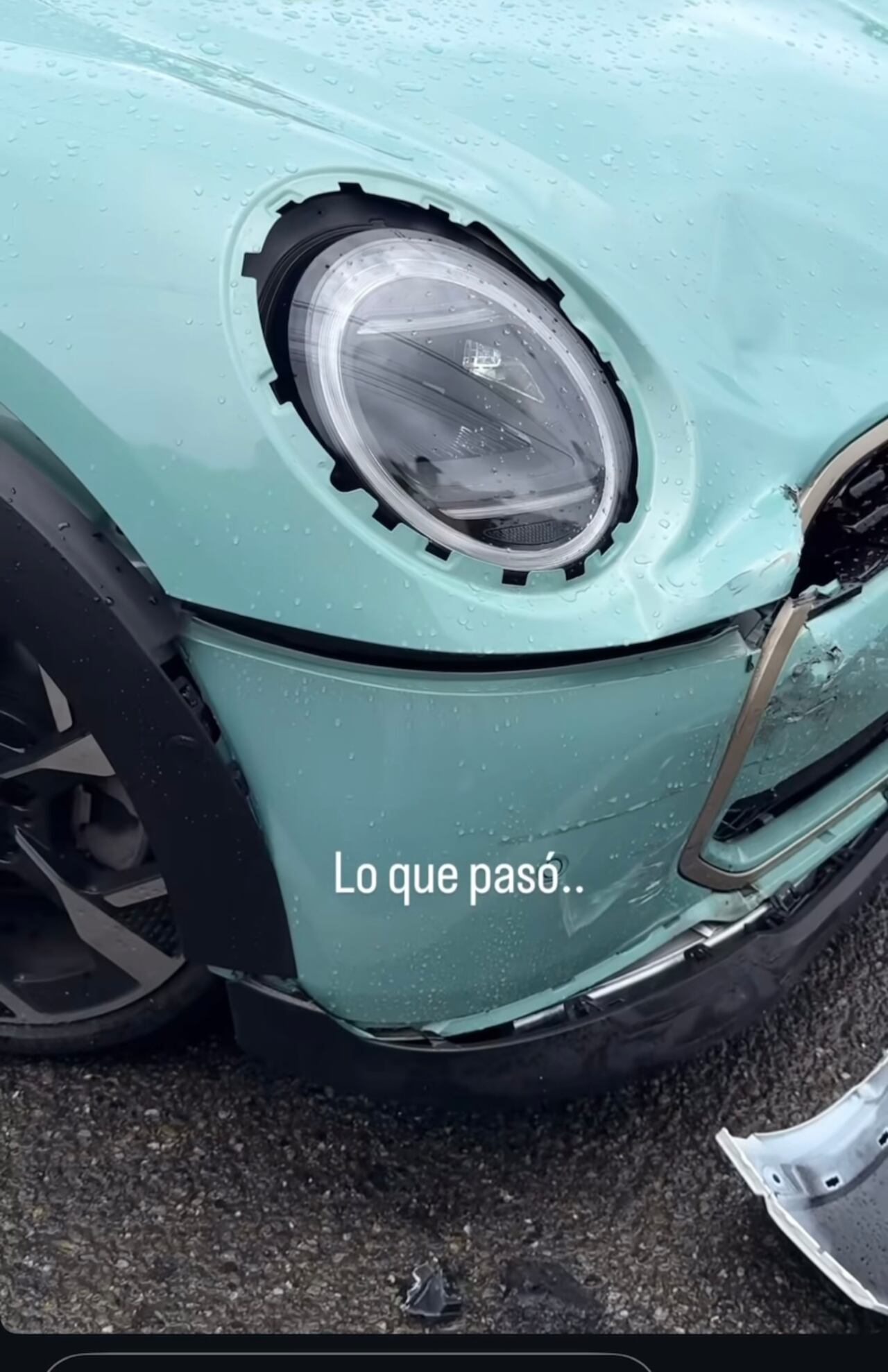Así quedó el carro de la creadora de contenido tras ser impactado por otro vehículo.