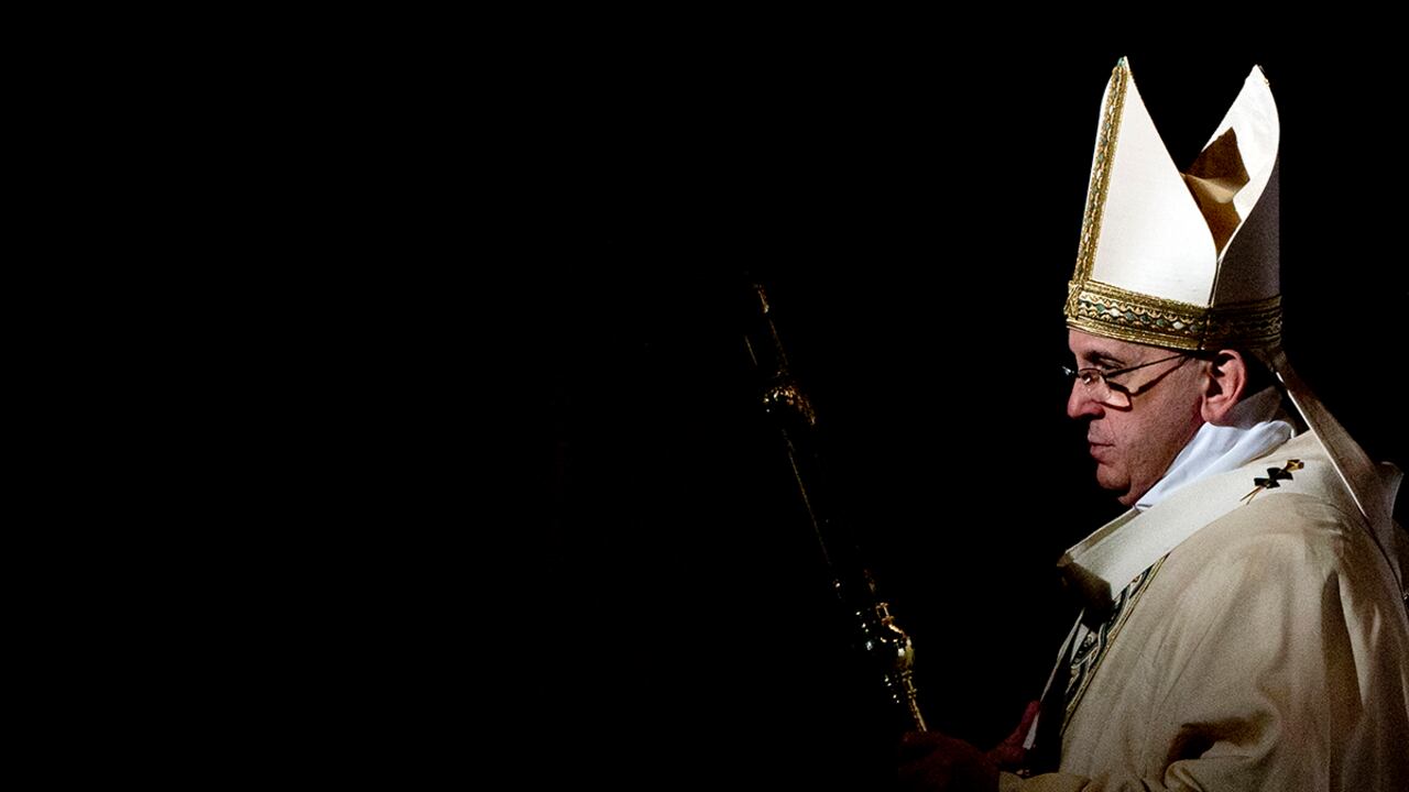 Este domingo, es la primera vez, durante todo el pontificado de Francisco; 10 años, que no puede rezar públicamente el Ángelus. (AP)