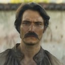 La imagen del coronel Aureliano Buendía (interpretado por Claudio Cataño) ante el pelotón de fusilamiento, donde había de recordar aquella tarde remota en la que su padre lo llevó a conocer el hielo.