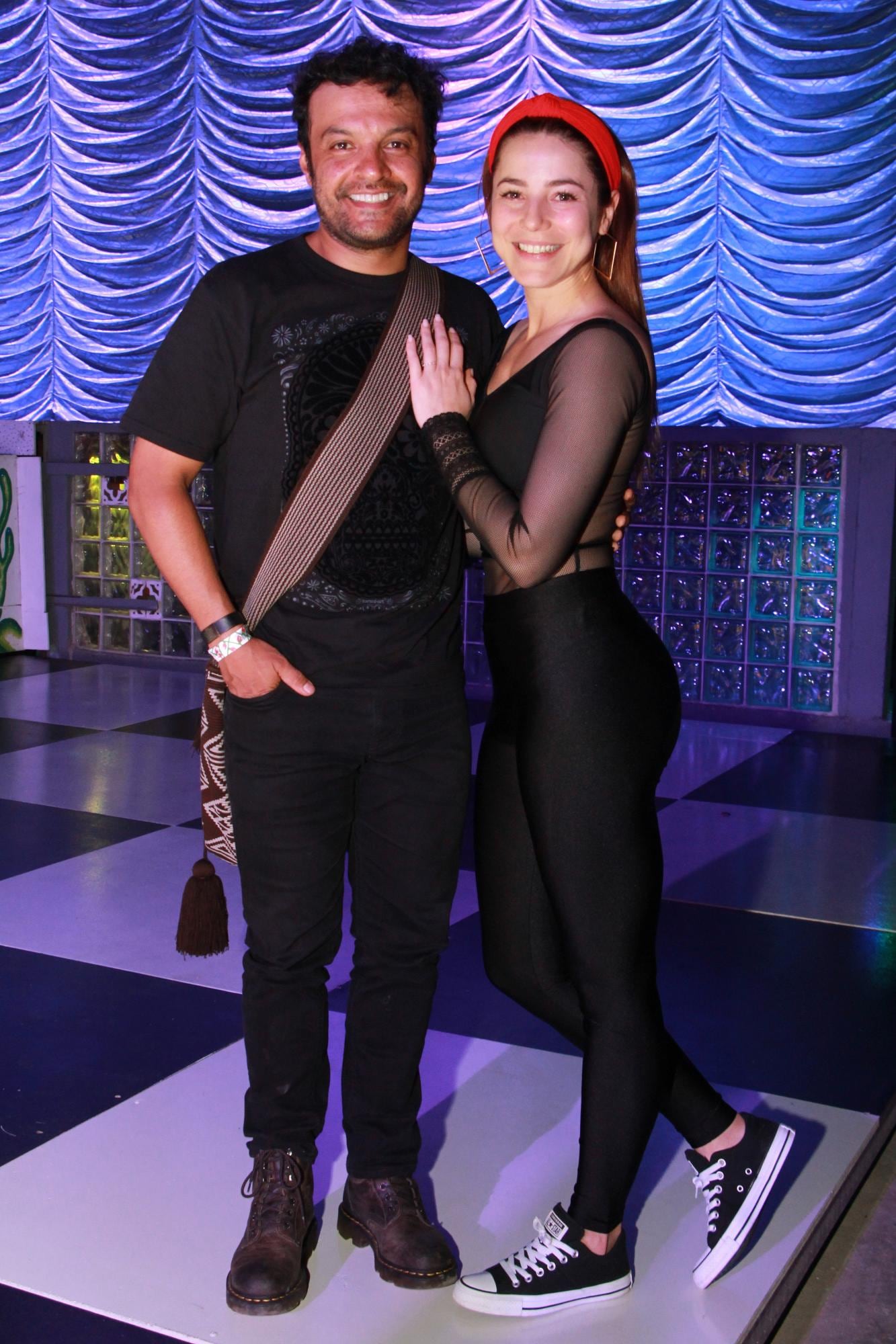 El actor Julián Román junto con su pareja Juliette Pardau.