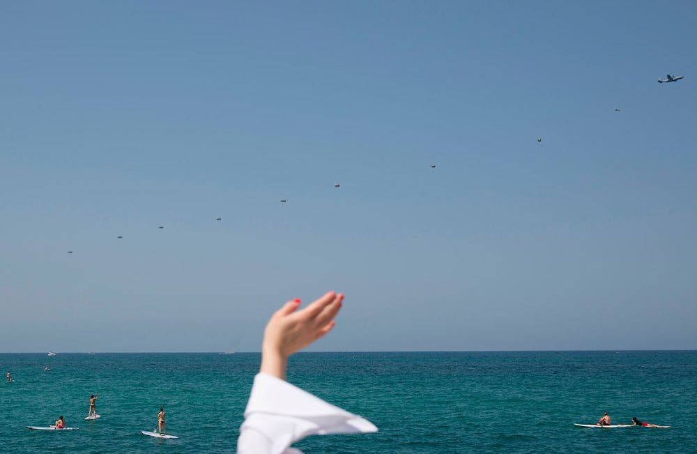 Los paracaidistas se lanzan al mar Mediterráneo antes de un espectáculo aéreo durante las celebraciones del Día de la Independencia que marcan 70 años desde la fundación del estado en 1948, en Tel Aviv, Israel, el jueves 19 de abril de 2018. (AP Photo / Oded Balilty)