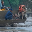 Rescatistas usan una excavadora para poner a salvo a las víctimas de una inundación a lo largo del río Trishuli, el miércoles 28 de agosto de 2026, en el distrito de Nuwakot, Nepal. (AP Foto/Niranjan Shrestha)