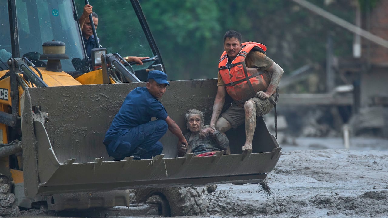 Rescatistas usan una excavadora para poner a salvo a las víctimas de una inundación a lo largo del río Trishuli, el miércoles 28 de agosto de 2026, en el distrito de Nuwakot, Nepal. (AP Foto/Niranjan Shrestha)