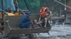 Rescatistas usan una excavadora para poner a salvo a las víctimas de una inundación a lo largo del río Trishuli, el miércoles 28 de agosto de 2026, en el distrito de Nuwakot, Nepal. (AP Foto/Niranjan Shrestha)