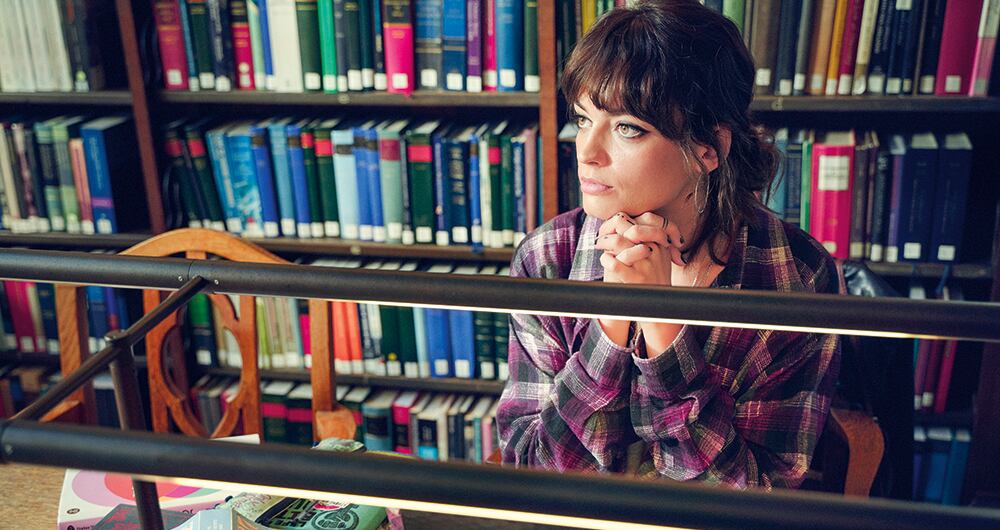  Emma Mackey, es una actriz y modelo franco-británica. Interpreta a Maeve Wiley en Sex Education.