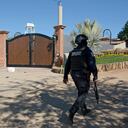 Un agente de policía camina frente a la mansión donde Ovidio Guzmán, alias "El Ratón", hijo del narcotraficante encarcelado Joaquín "El Chapo" Guzmán, fue detenido el 5 de enero, en la zona de Jesús María en Culiacán, estado de Sinaloa, México, el 7 de enero de 2023. - Diez soldados y 19 presuntos delincuentes murieron en una operación para detener a Ovidio Guzmán, con un dramático tiroteo que sembró el terror en un aeropuerto. Miles de soldados retomaron el control de Culiacán, bastión del cártel de Sinaloa, que parecía una zona de guerra después de que unos furiosos pistoleros se lanzaran al ataque para intentar liberar a su jefe. Guzmán fue capturado y trasladado en avión a Ciudad de México antes de ser transferido a la prisión de alta seguridad del Altiplano, en el centro de México, de la que "El Chapo" escapó en una ocasión. (Photo by JUAN CARLOS CRUZ / AFP)