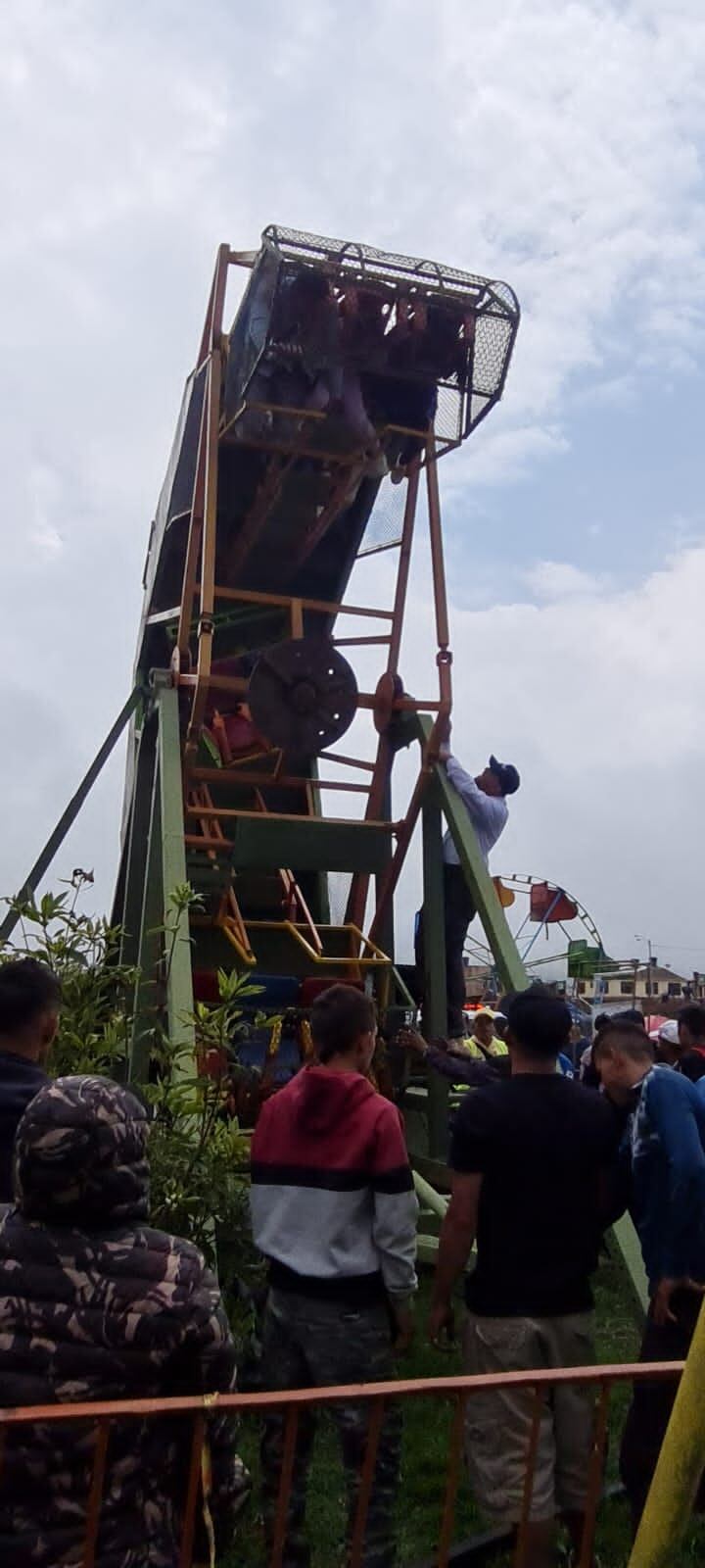 El cuerpo de Bomberos se desplazó hacia el punto para atender la emergencia.