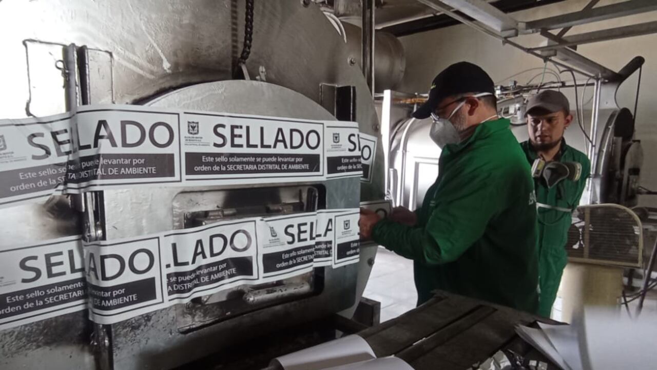 La Secretaría de Ambiente adoptó la medida para evitar que se sigan realizando emisiones atmosféricas que atenten contra el medioambiente y la salud de las personas.