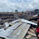 Al menos cincuenta casas construidas con madera quedaron reducidas a cenizas.
