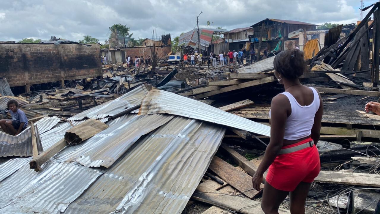 Al menos cincuenta casas construidas con madera quedaron reducidas a cenizas.