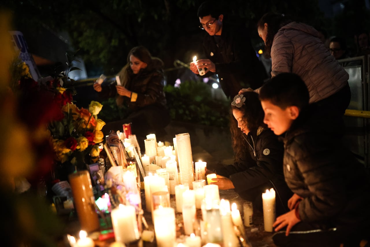 SANTO ROSARIO POR LA SALUD DE MIGUEL URIBE TURBAY, EN LA FUNDACIÓN SANTA FE.
FUNDACIÓN SOLIDARIDAD POR COLOMBIA.
