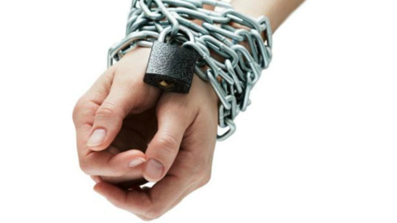 Dos de las hermanas estaban encadenadas a sus camas.