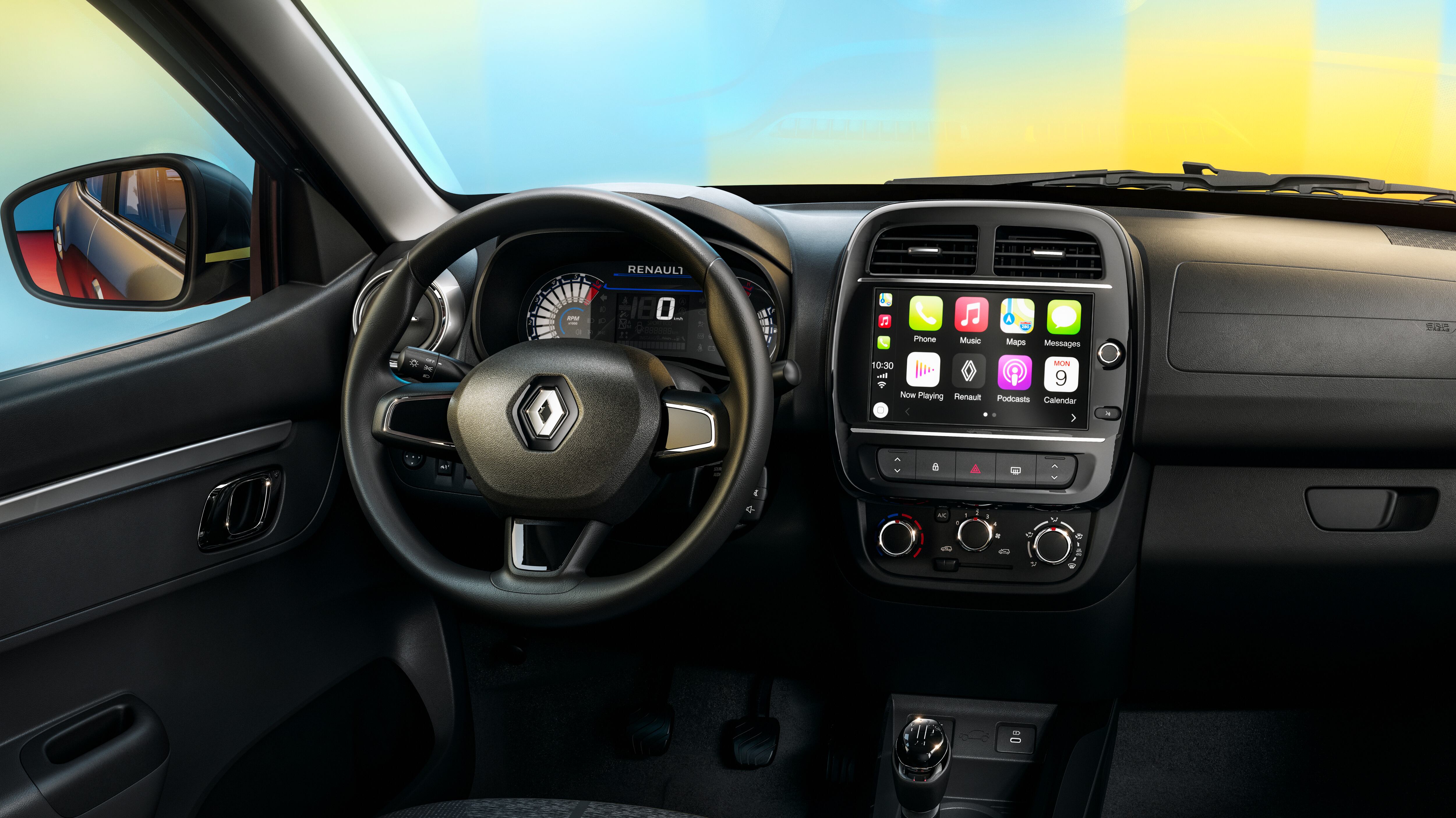 Sistema multimedia con pantalla de 8 pulgadas, cuatro parlantes y puertos USB tipo C y tipo A para una mayor conectividad.