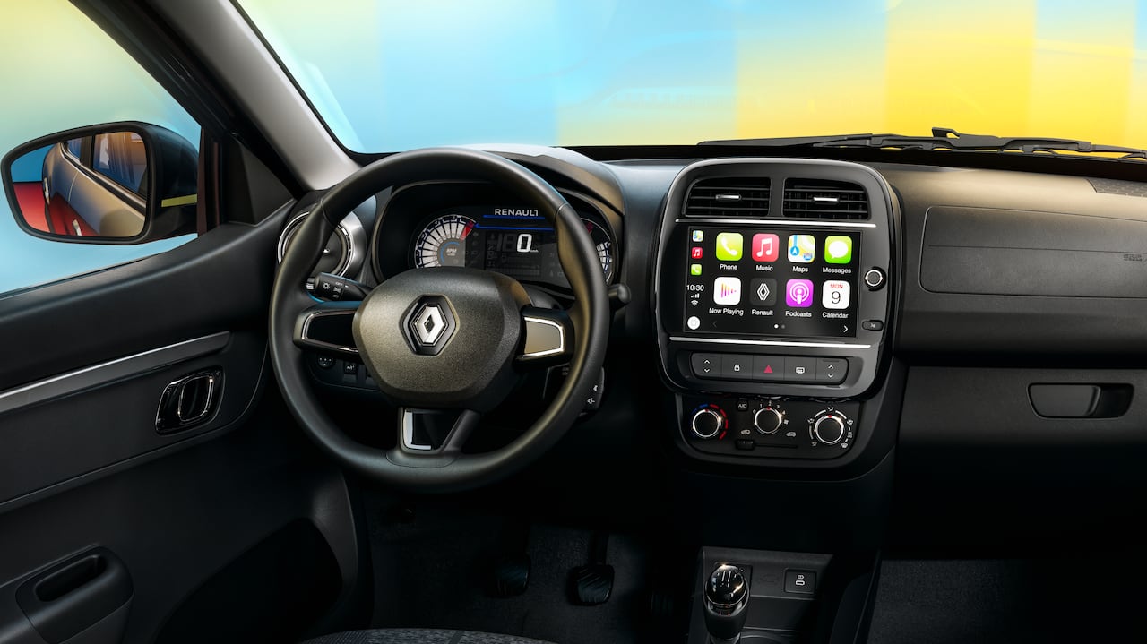 Sistema multimedia con pantalla de 8 pulgadas, cuatro parlantes y puertos USB tipo C y tipo A para una mayor conectividad.