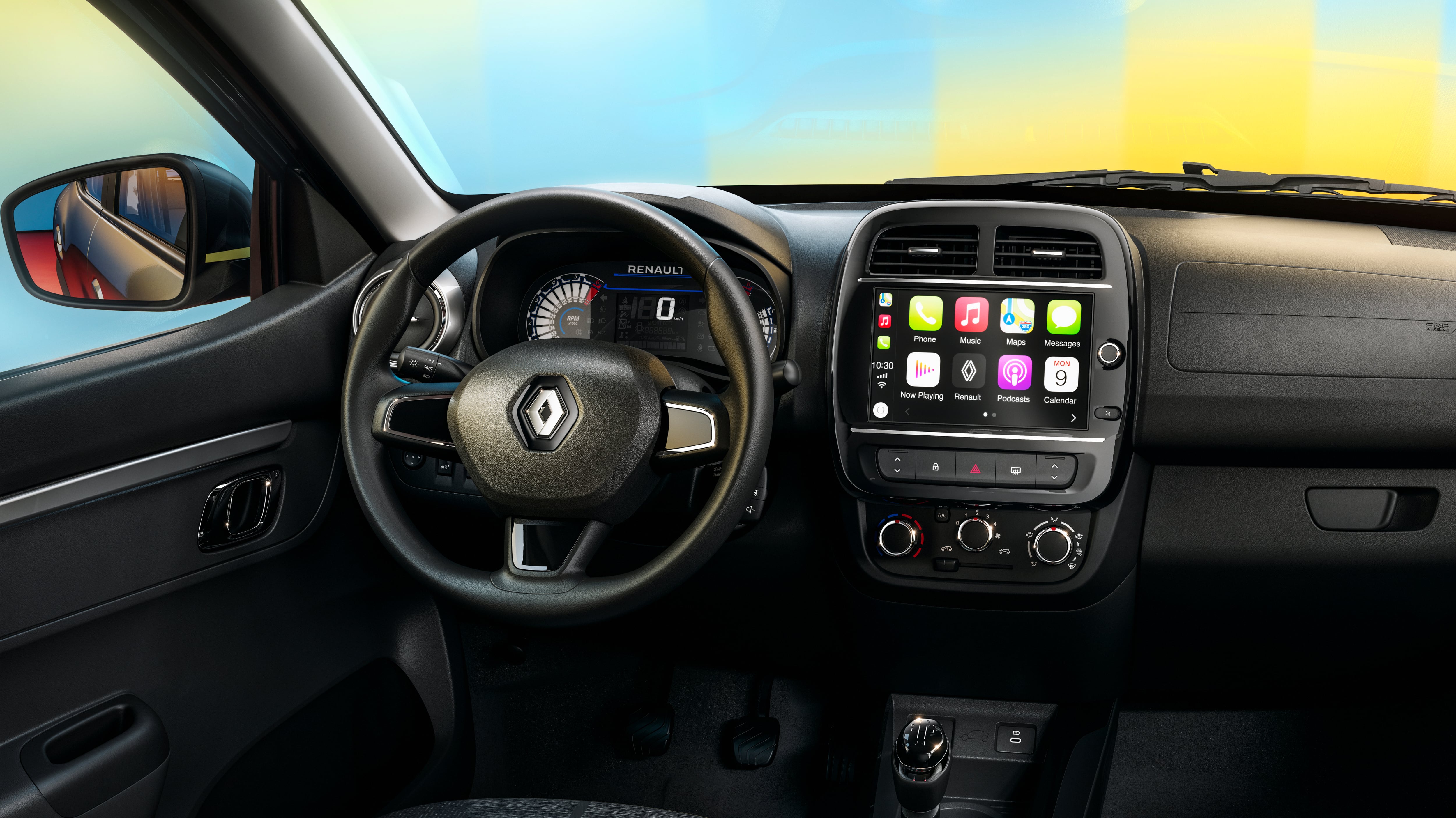 Sistema multimedia con pantalla de 8 pulgadas, cuatro parlantes y puertos USB tipo C y tipo A para una mayor conectividad.