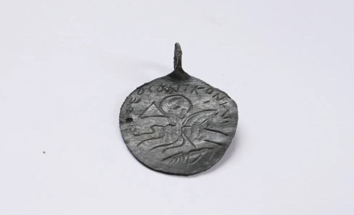 Hallan un objeto antiguo vinculado a la protección espiritual basado en textos bíblicos.