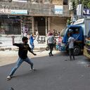 Trabajadores de la confección de Bangladesh destrozan autobuses durante una protesta exigiendo un aumento de sus salarios en Mirpur en Dhaka, Bangladesh, el martes 31 de octubre de 2023. (Foto AP/Mahmud Hossain Opu)