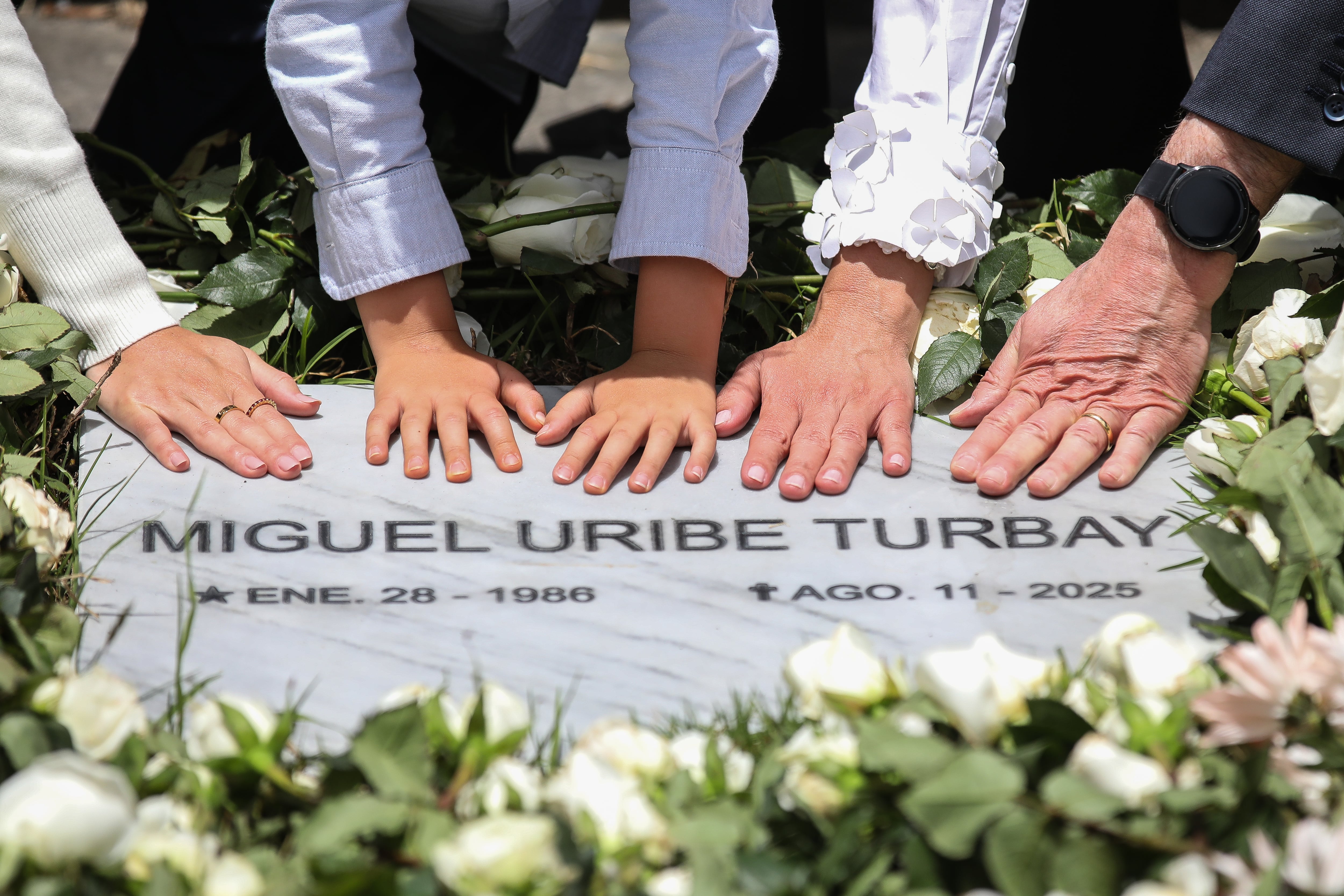 María Claudia Tarazona y su familia, visitan la tumba de Miguel Uribe Turbay en el Cementerio Central.