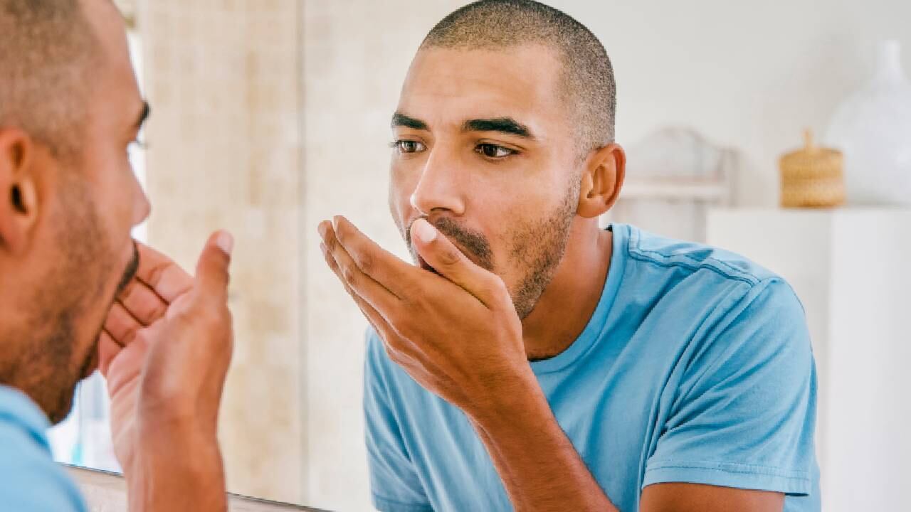 El mal aliento es causado por bacterias que producen olor.