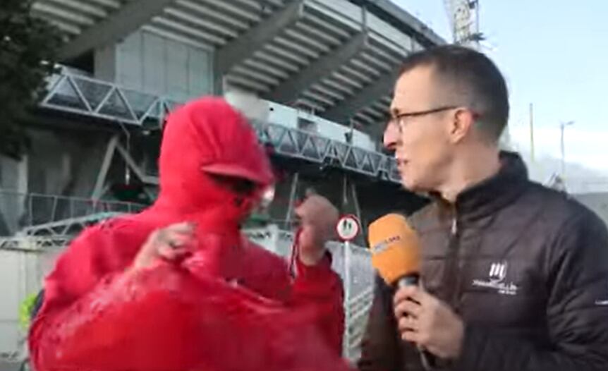 Hincha de Santa Fe intimida a periodista de Telemedellín en plena transmisión.
