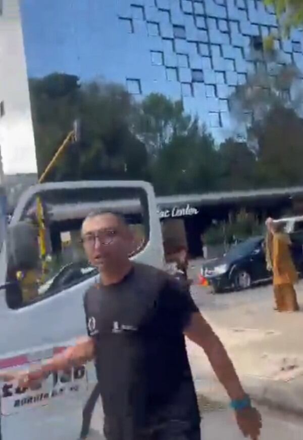 Hombre se bajó de camión a agredir a pareja en el Parque de la 93