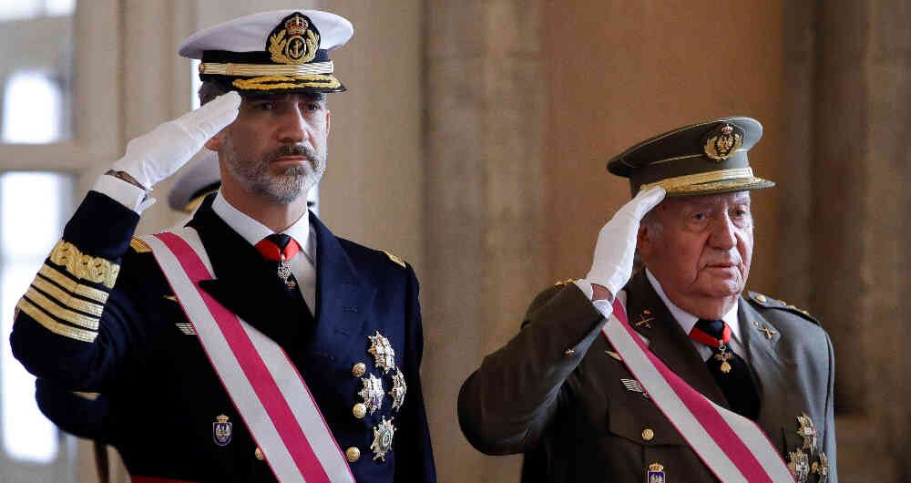 El rey Felipe VI, junto a su padre, el rey emérito, Juan Carlos I. Foto: AFP