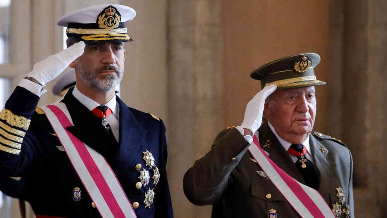 Juan Carlos I, de 82 años, "deja de percibir la asignación que tiene fijada", y que según medios españoles asciende a más de 194.000 euros anuales. Foto: AFP
