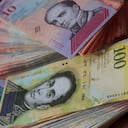 El bolívar está devaluado y la hiperinflación ha aumentado exponencialmente el costo de vida en Venezuela.