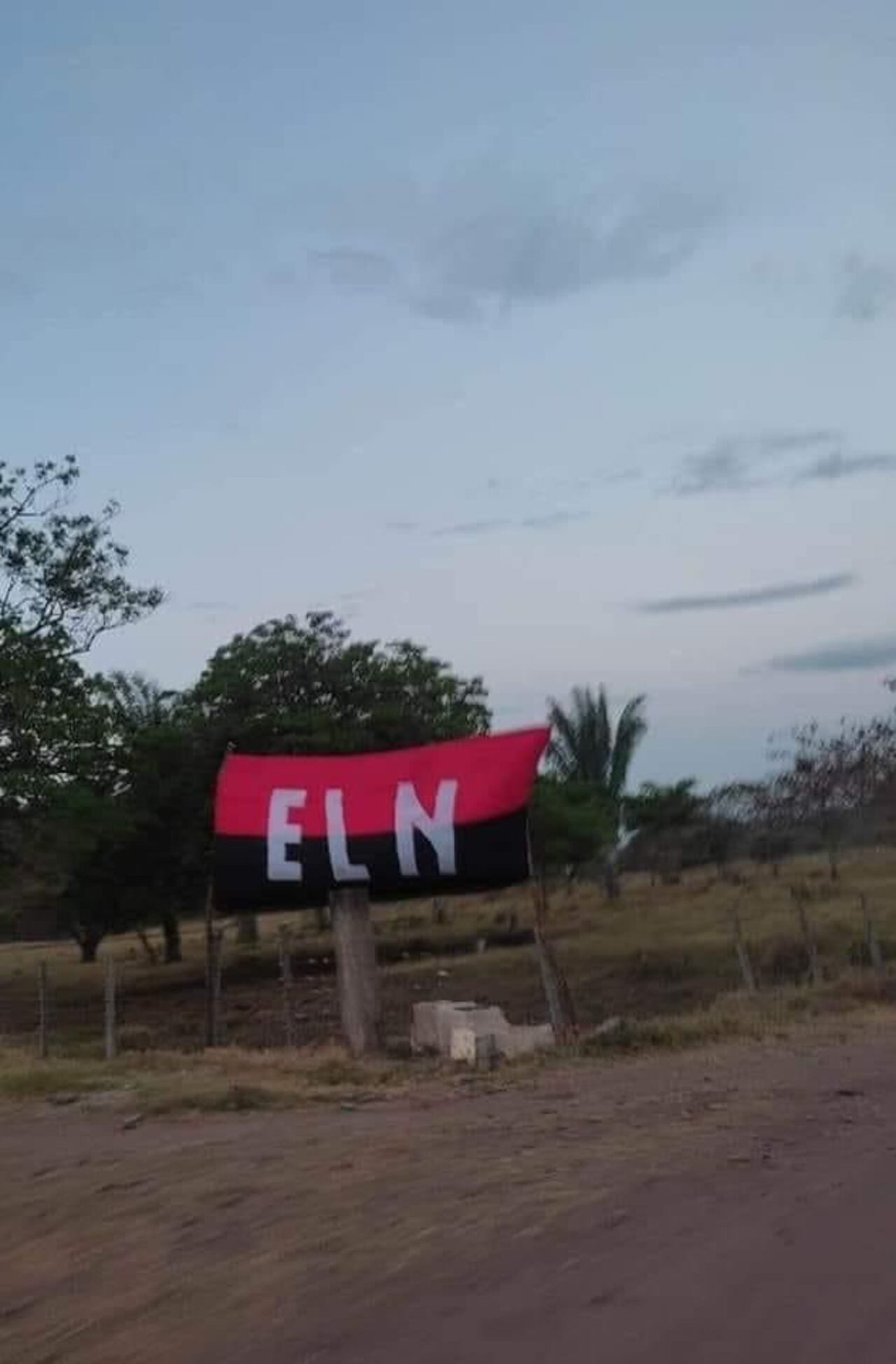 Cerca de donde ocurrió la explosión se encuentra una bandera del ELN.