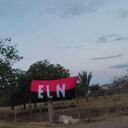 Cerca de donde ocurrió la explosión se encuentra una bandera del ELN.