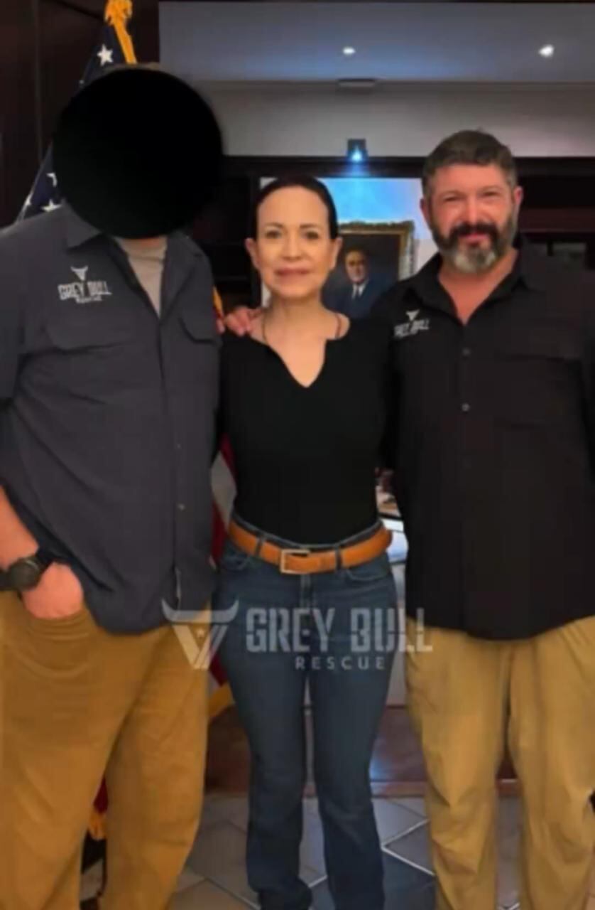 María Corina Machado junto al líder del equipo de rescate