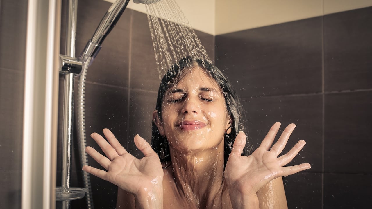 El baño con agua fría es recomendable.