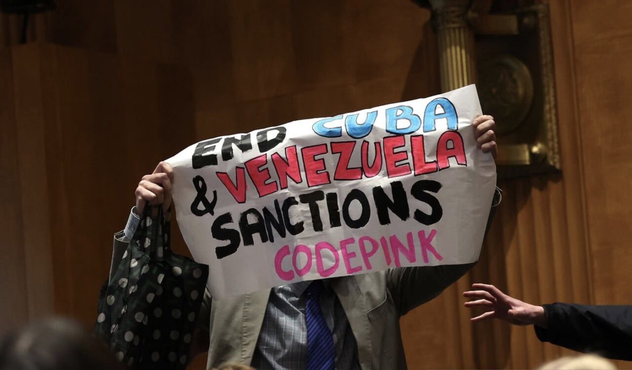 Un manifestante le pidió a Blinken terminar con el bloqueo que tiene Estados Unidos sobre Cuba y Venezuela