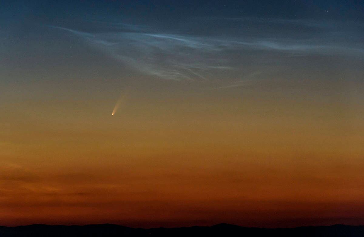  El cometa Neowise se ve sobre Cered, Hungría, el lunes 6 de julio de 2020. Se pasó más cerca del Sol el 03 de julio y su acercamiento más cercano a la Tierra ocurrirá el 23 de julio. Foto: Peter Komka/MTI vía AP
