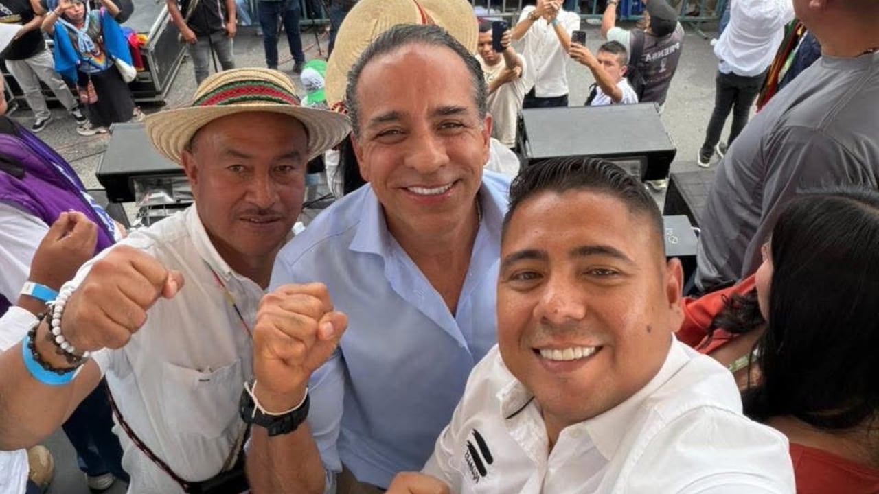 Esta fotografía fue subida por el senador Kevin Gómez horas antes del ataque. La imagen corresponde a un evento público en Popayán