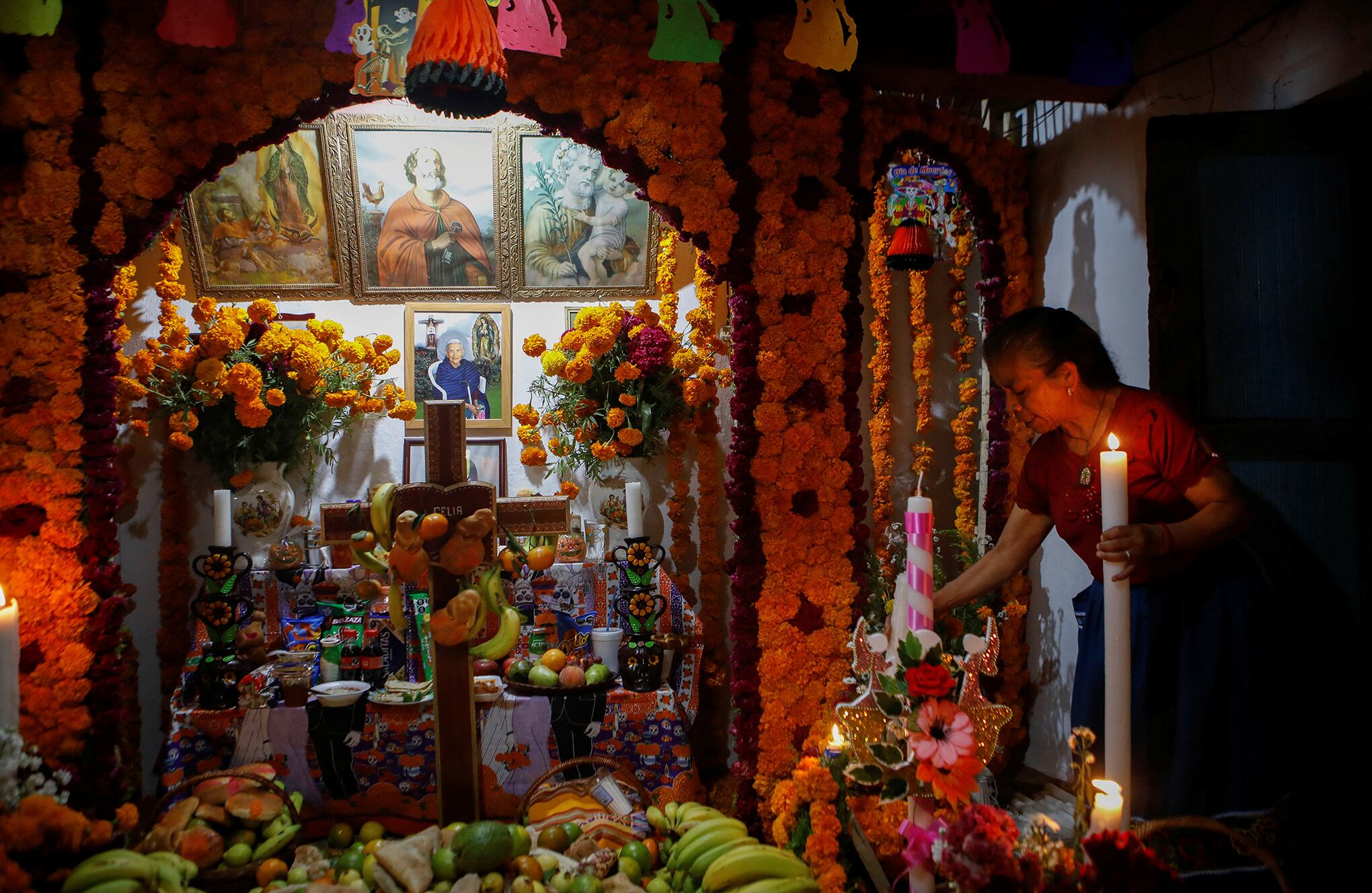 En imágenes : Familias mexicanas se reúnen en cementerios para celebrar el Día de Muertos