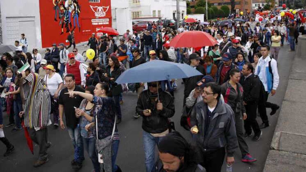 En Cali la marcha tuvo un seguimiento de 7.000 personas, indicó el diario El País.