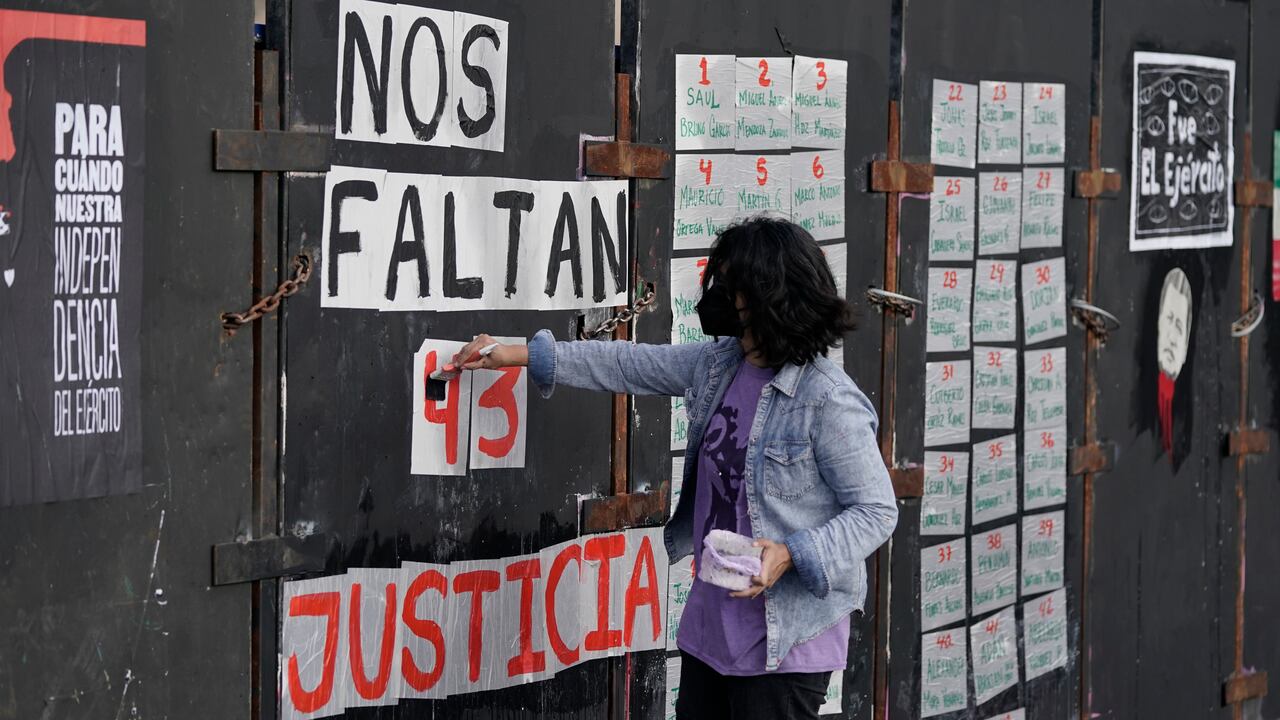 Dimite el fiscal encargado del caso Ayotzinapa ante las crecientes diferencias internas