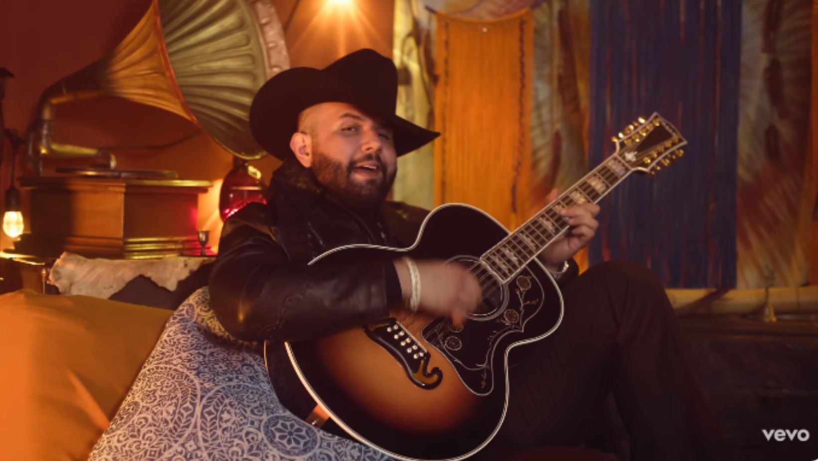 Carin León desató fuerte polémica por sustancia que pidió consumir en pleno concierto