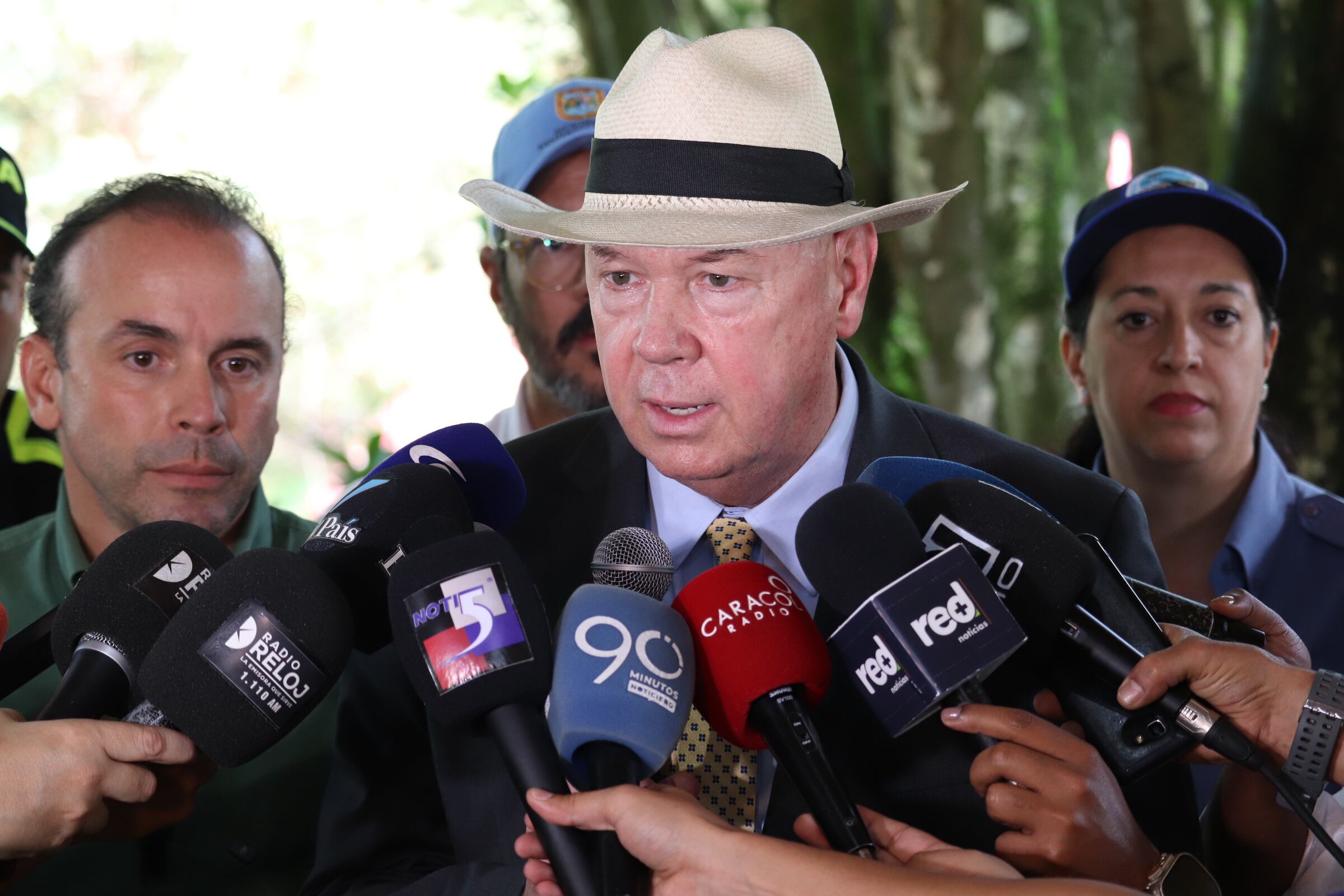 Visita del embajador  de Estados Unidos John Mac Namara