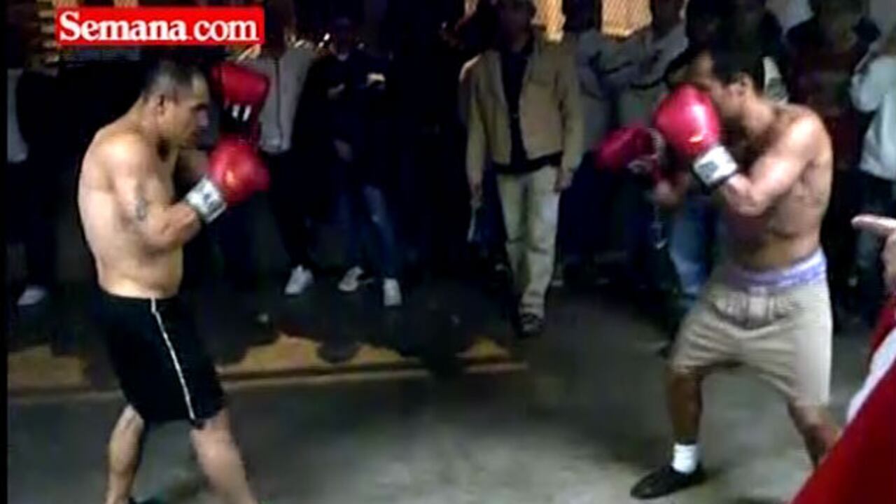 En esta imagen se ve a dos internos 'cerebro' y 'Pocho' peleando por dinero.